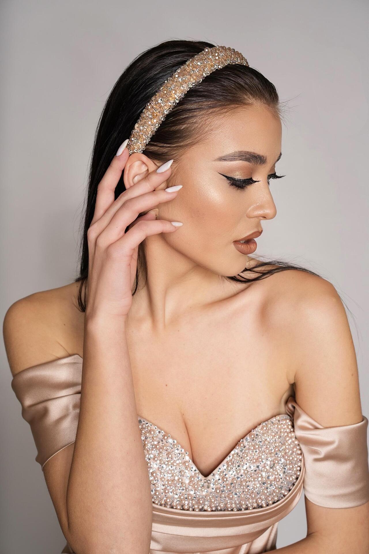 Tiara with beige and silver crystals