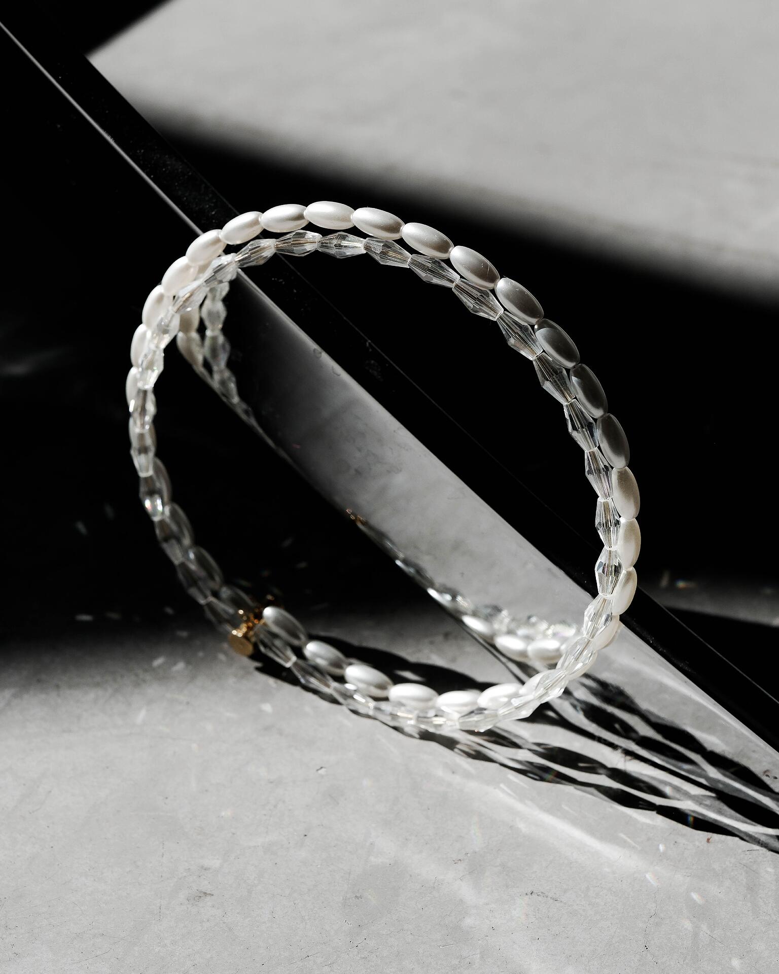 Solid necklace with elongated elements: Pearl and Shine 
