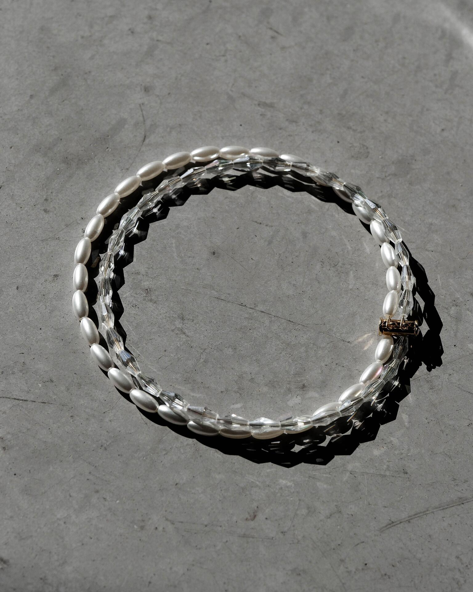 Solid necklace with elongated elements: Pearl and Shine 