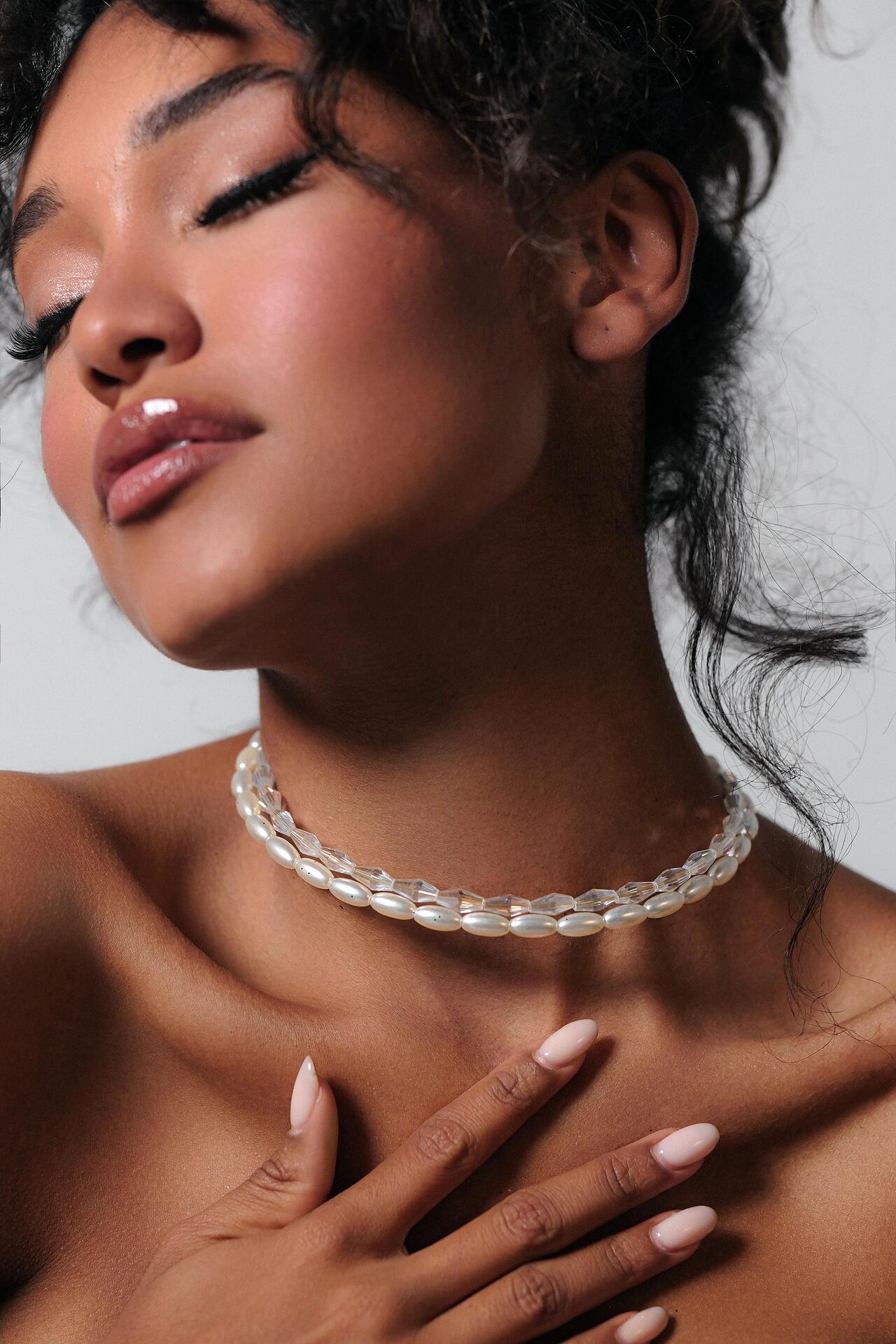 Solid necklace with elongated elements: Pearl and Shine 