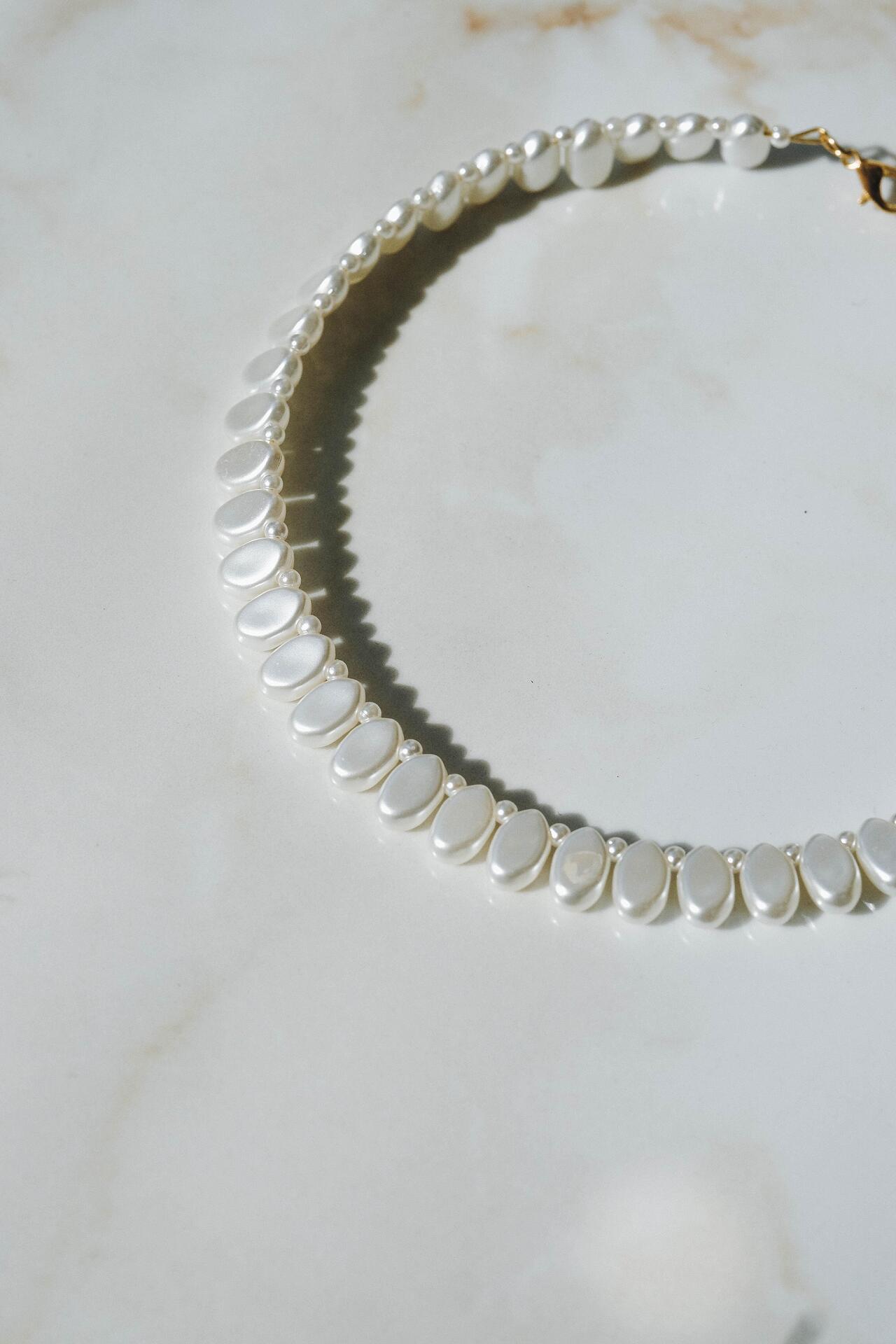 Solid pearl necklace with oval beads 