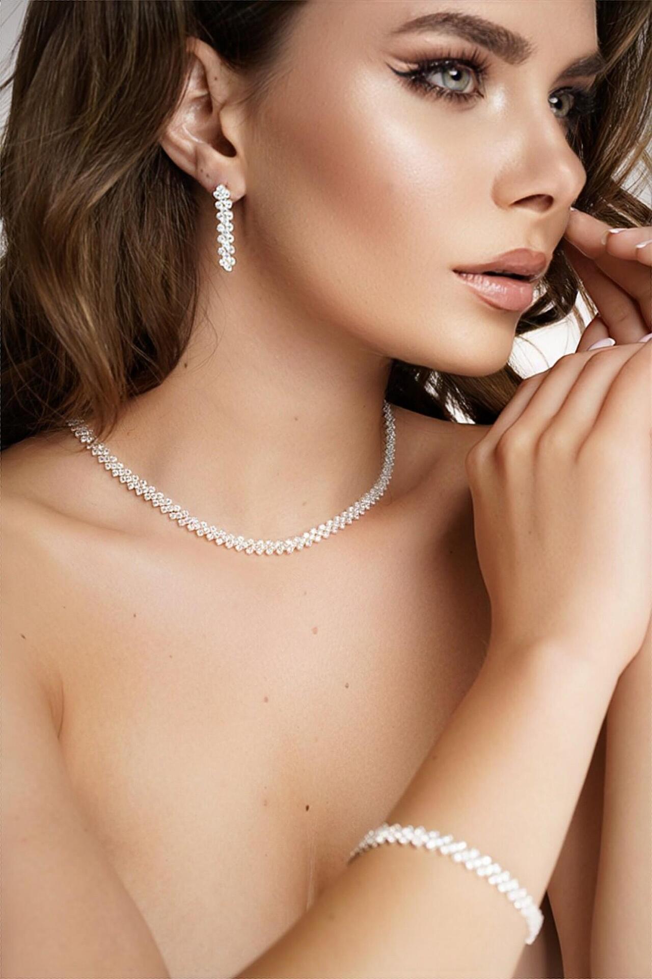 Set: Necklace/Bracelet/Earrings and ring with Zirconium