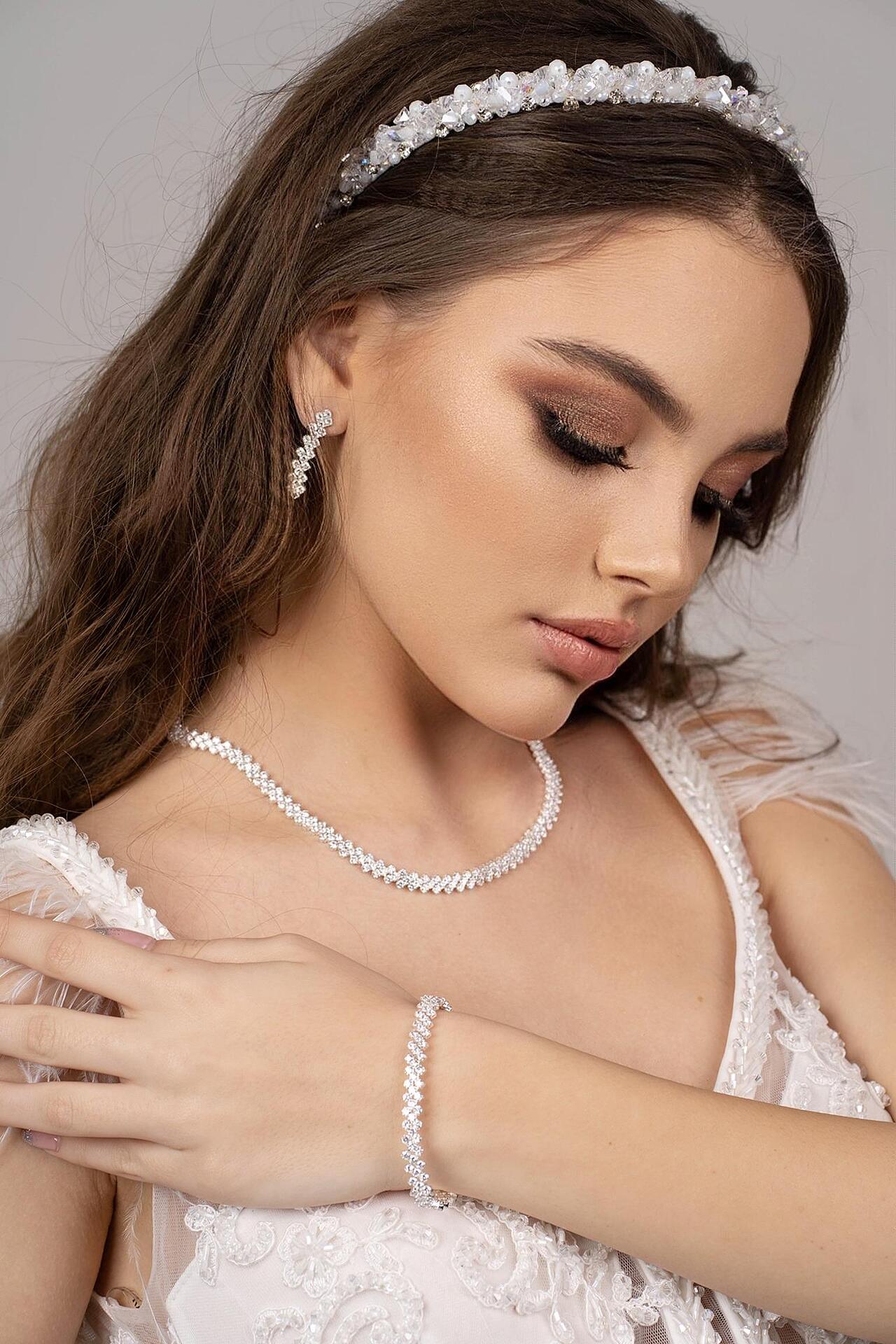 Set: Necklace/Bracelet/Earrings and ring with Zirconium