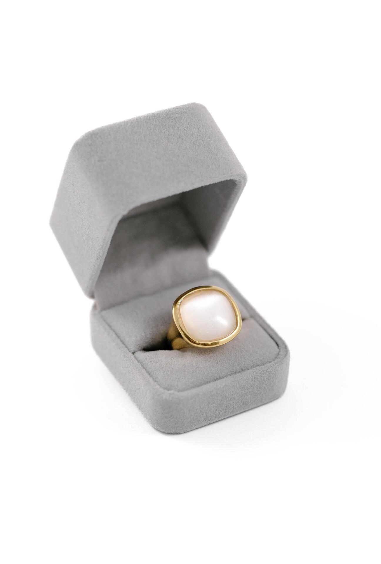 Gold ring with round mother-of-pearl stone