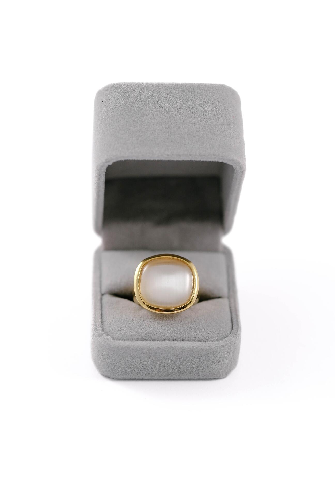 Gold ring with round mother-of-pearl stone