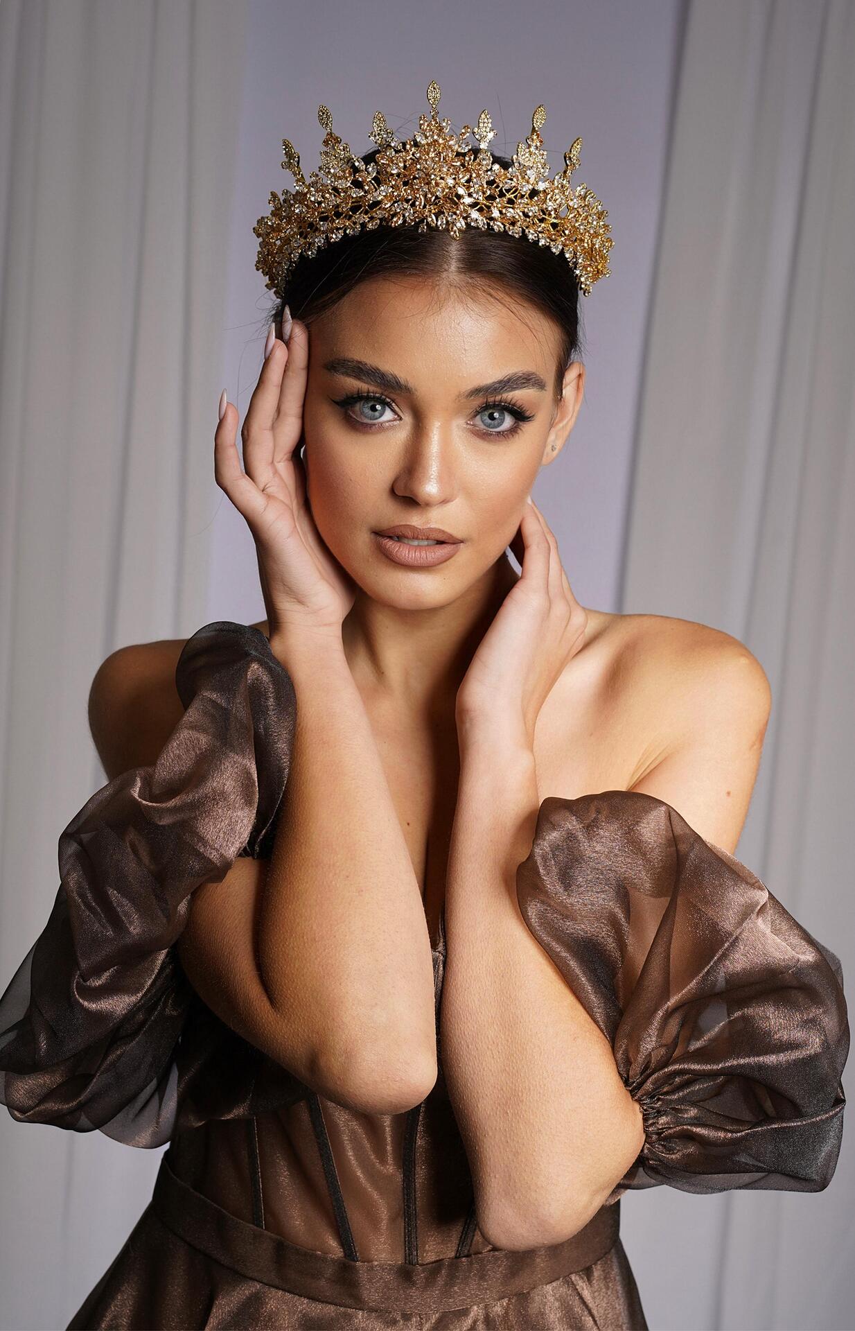 Golden crown with Zirconium