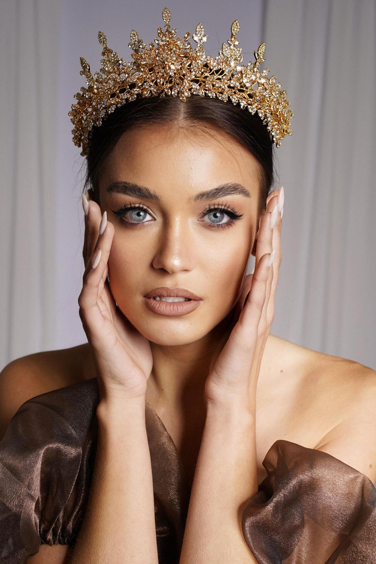 Golden crown with Zirconium