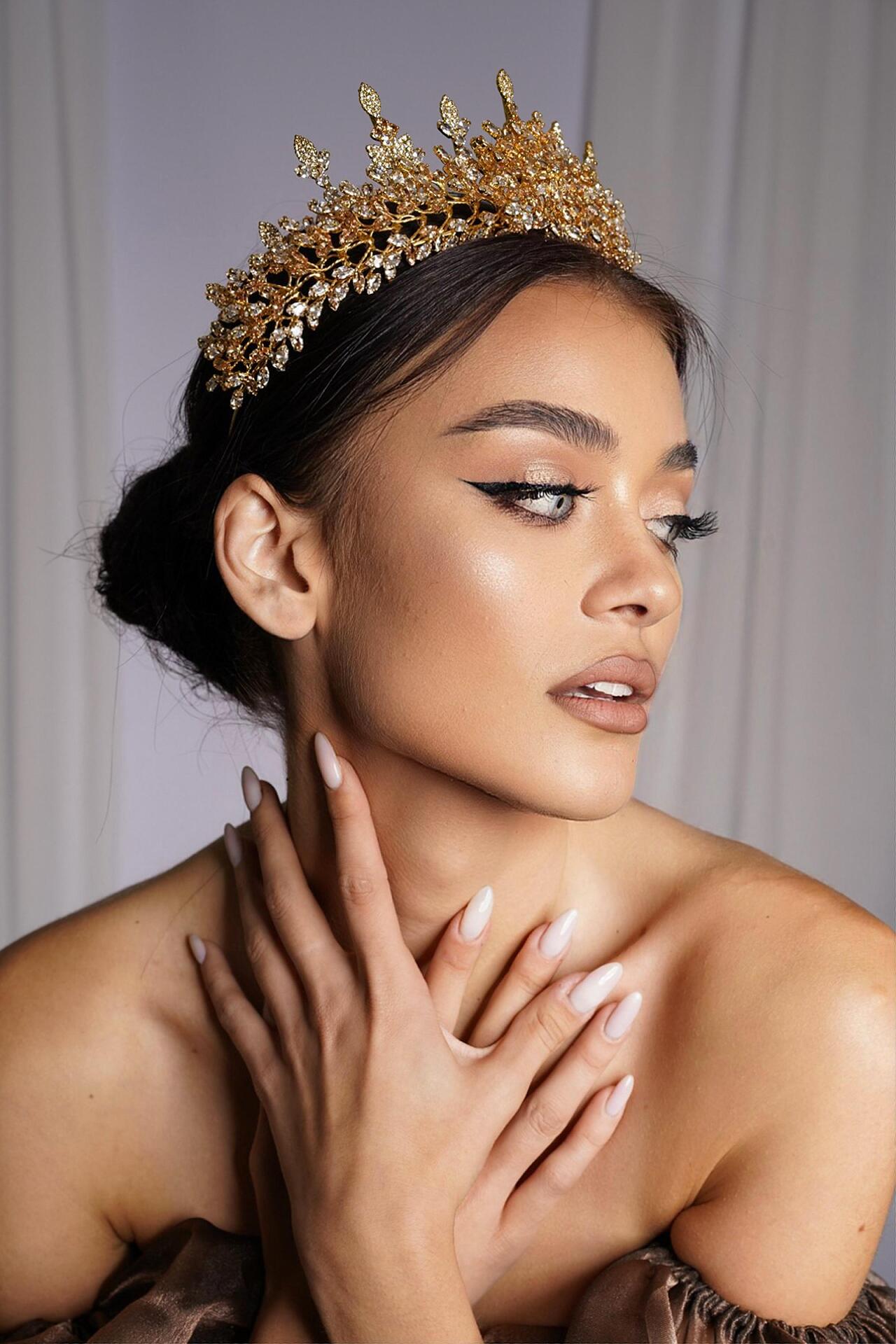 Golden crown with Zirconium