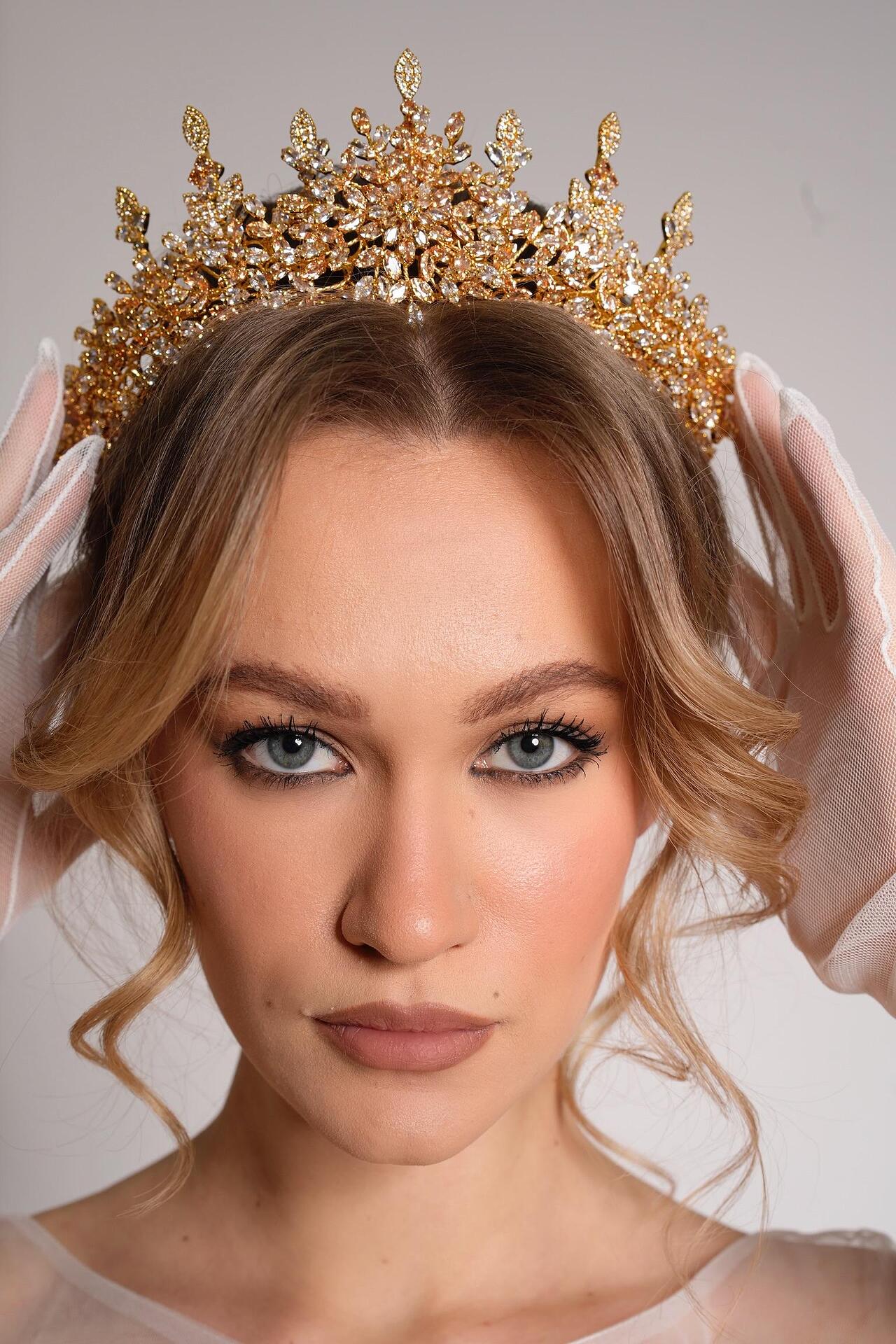 Golden crown with Zirconium