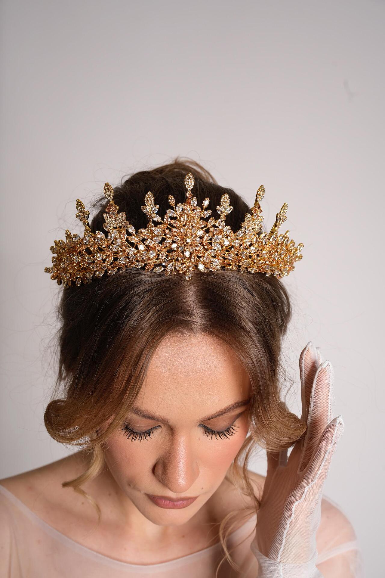 Golden crown with Zirconium
