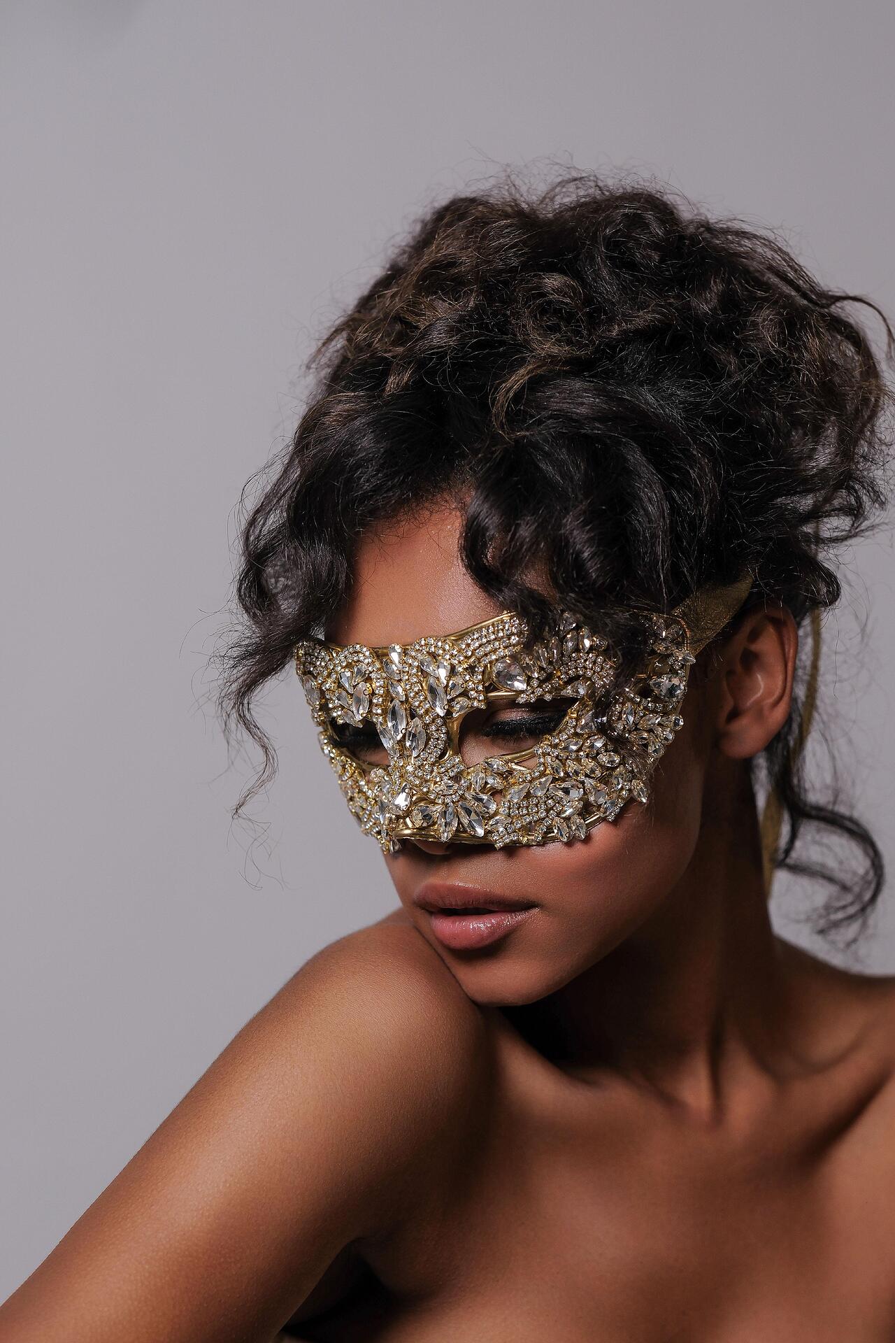 Golden mask, hand-decorated with stones: Luxy