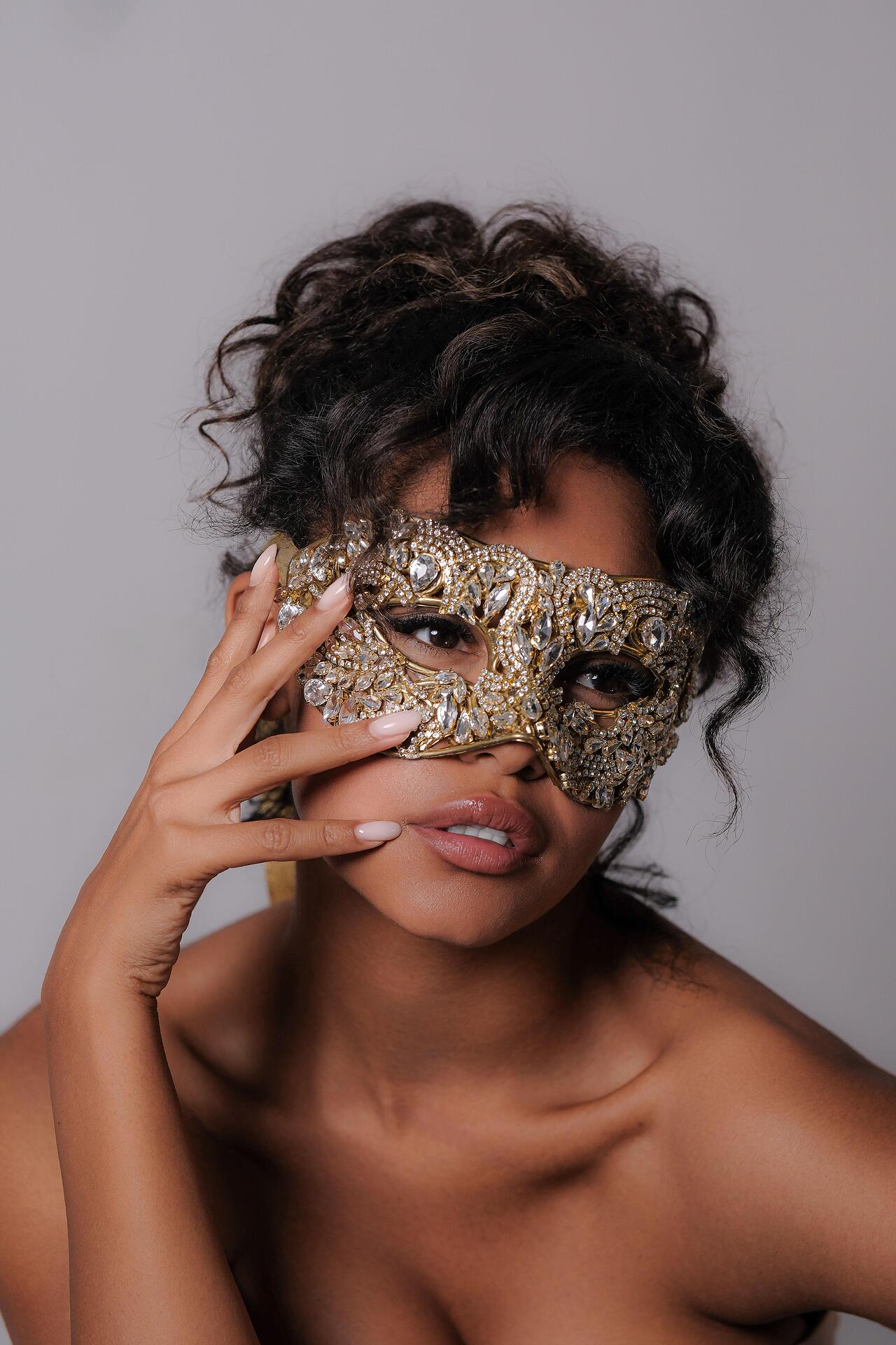 Golden mask, hand-decorated with stones: Luxy