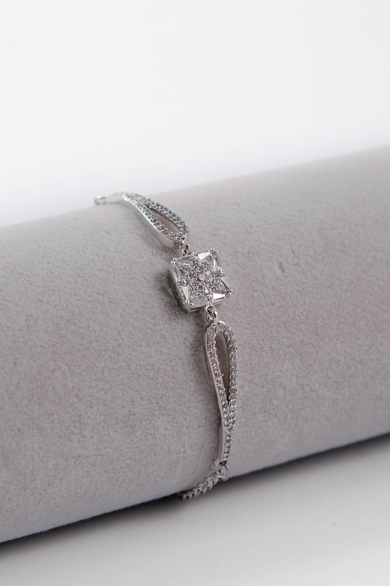 Gold/silver thin bracelet with hexagonal element