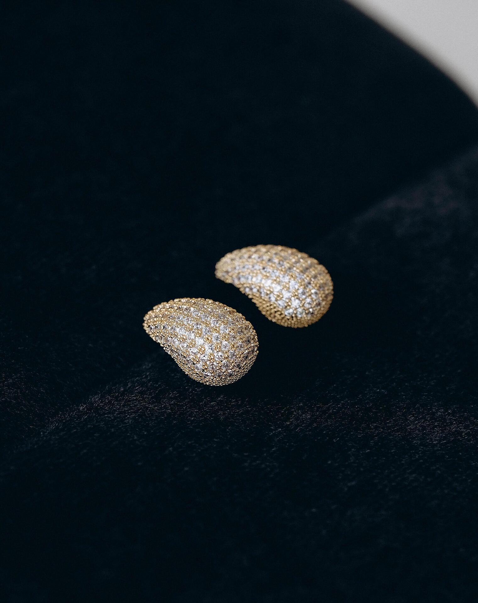 Gold drop-shaped earrings