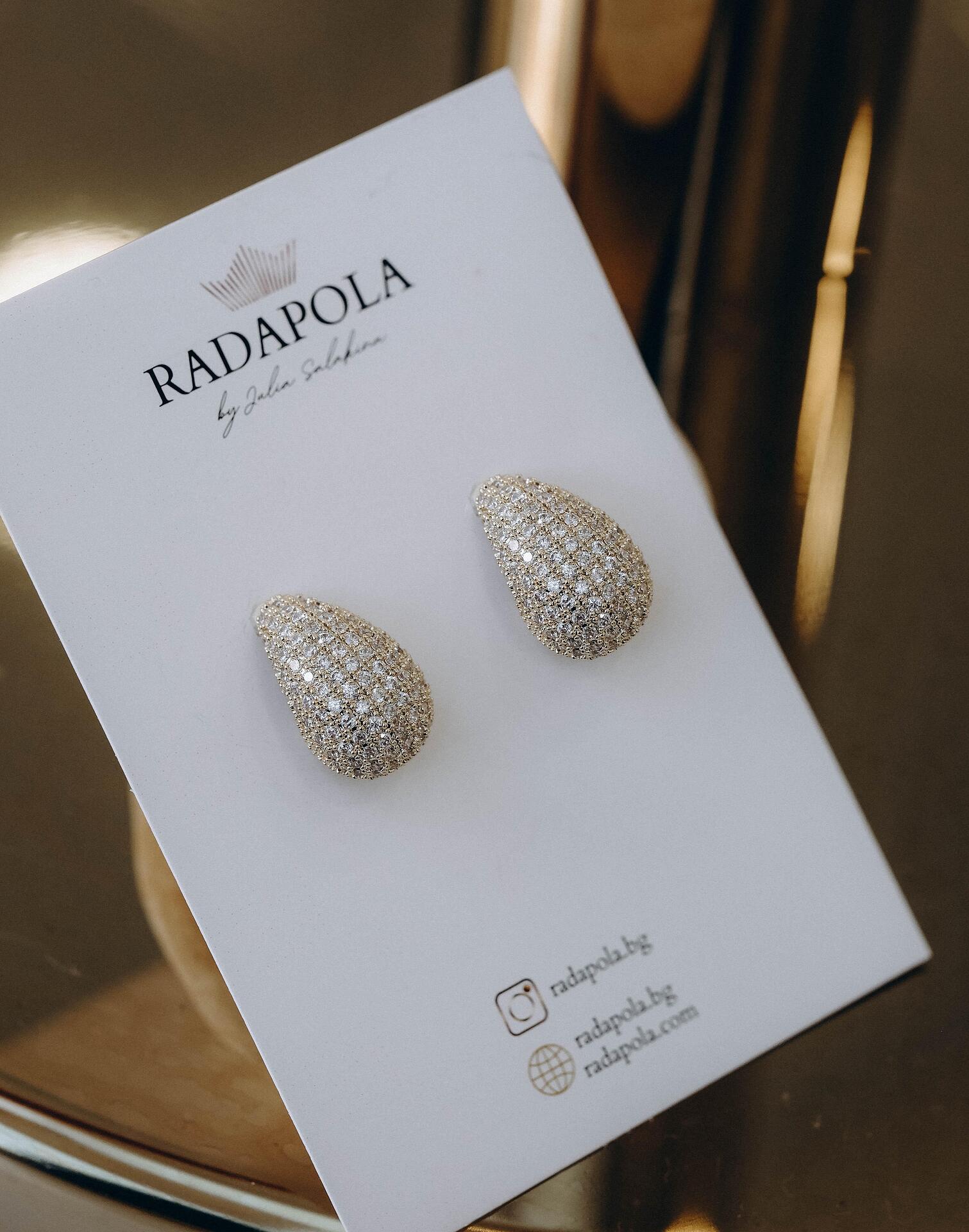 Gold drop-shaped earrings