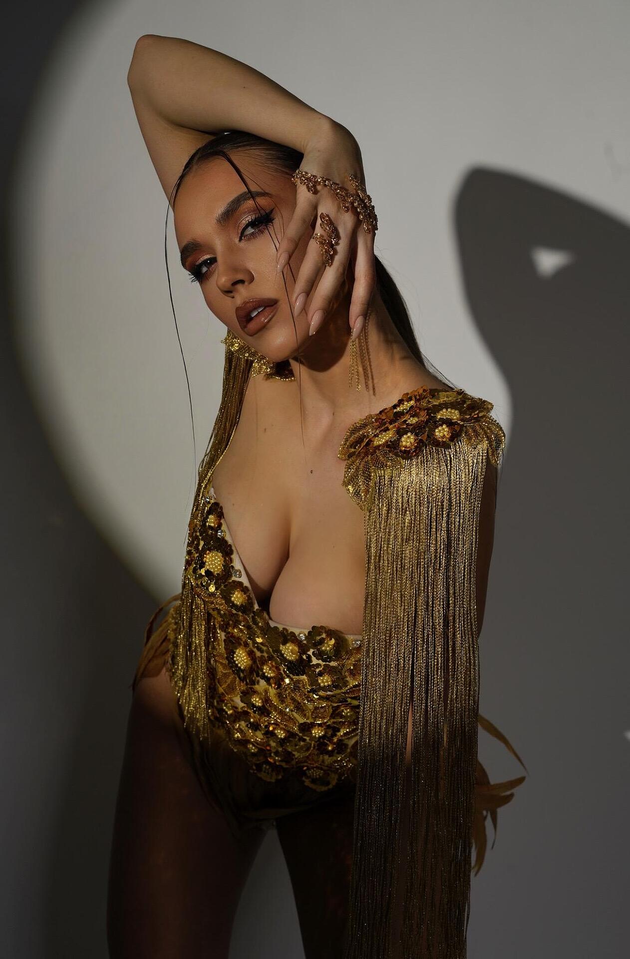 Golden dress with feathers: Gold Feathers