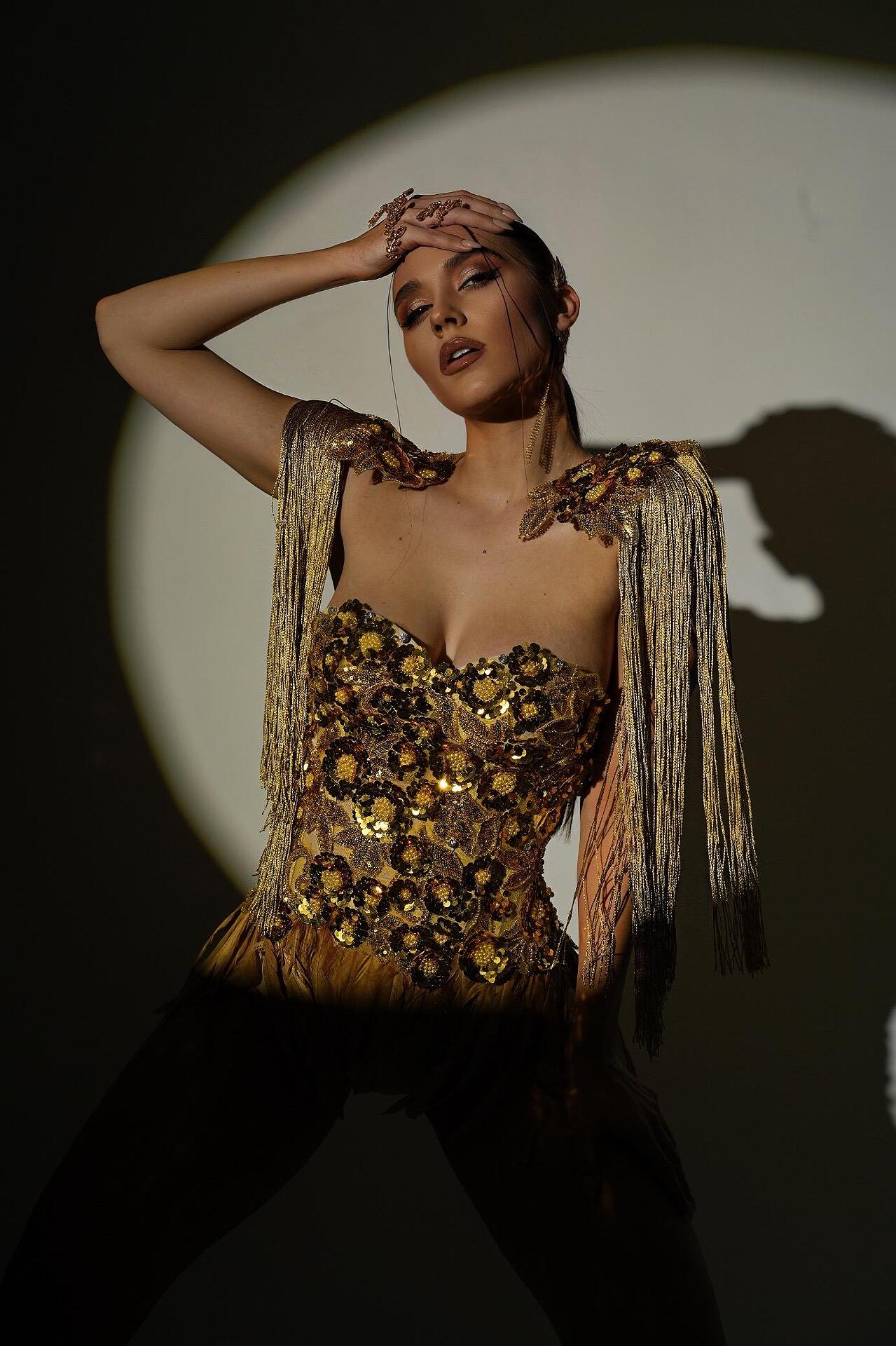 Golden dress with feathers: Gold Feathers