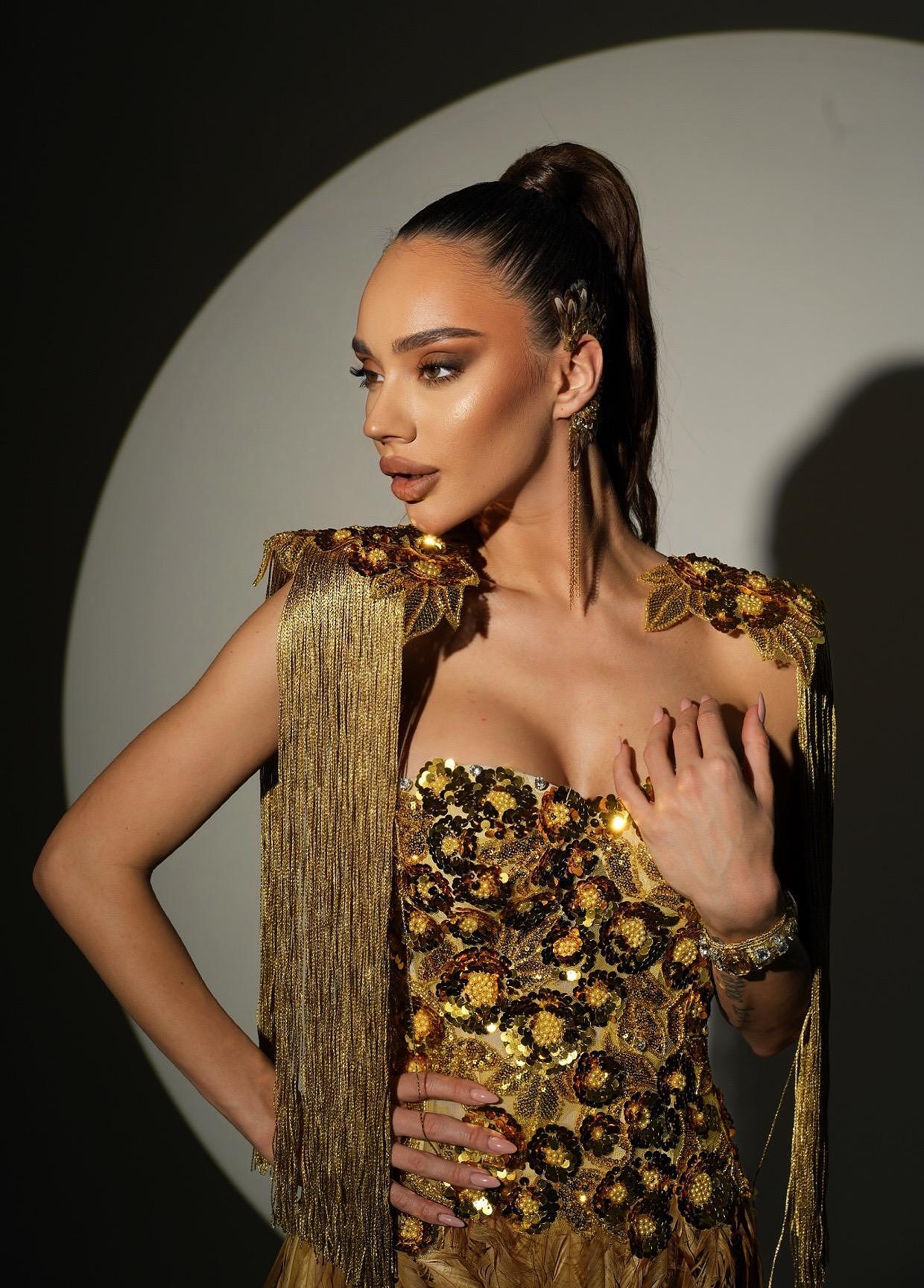 Golden dress with feathers: Gold Feathers